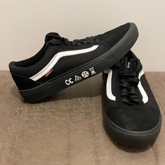 Vans Men's Black and White Graphic Sneakers - Picture 1 of 9